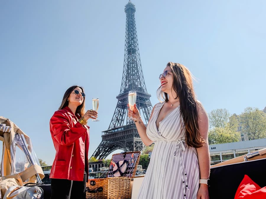 Pelayaran Sungai Seine dengan Champagne Emily in Paris