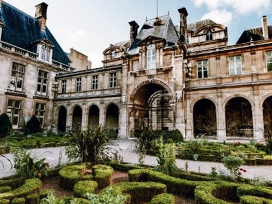 Le Marais & Jewish Quarter: Guided Walking Tour