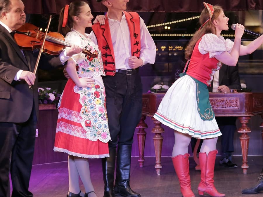 Budapest: Cocktail and Folklore Night Cruise