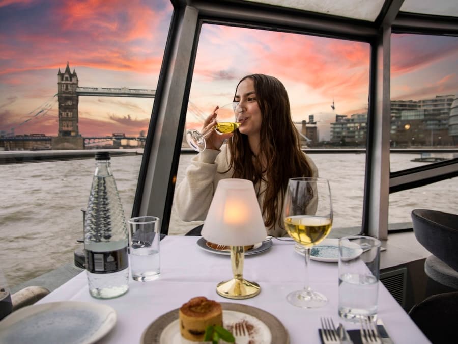 Thames River Dinner Cruise with Sunset Views and Drinks