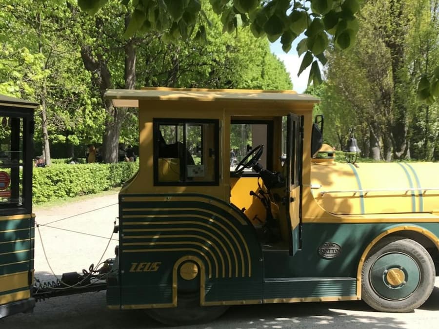 Vienna: Tirolerhof and Schönbrunn Zoo Train Transfer