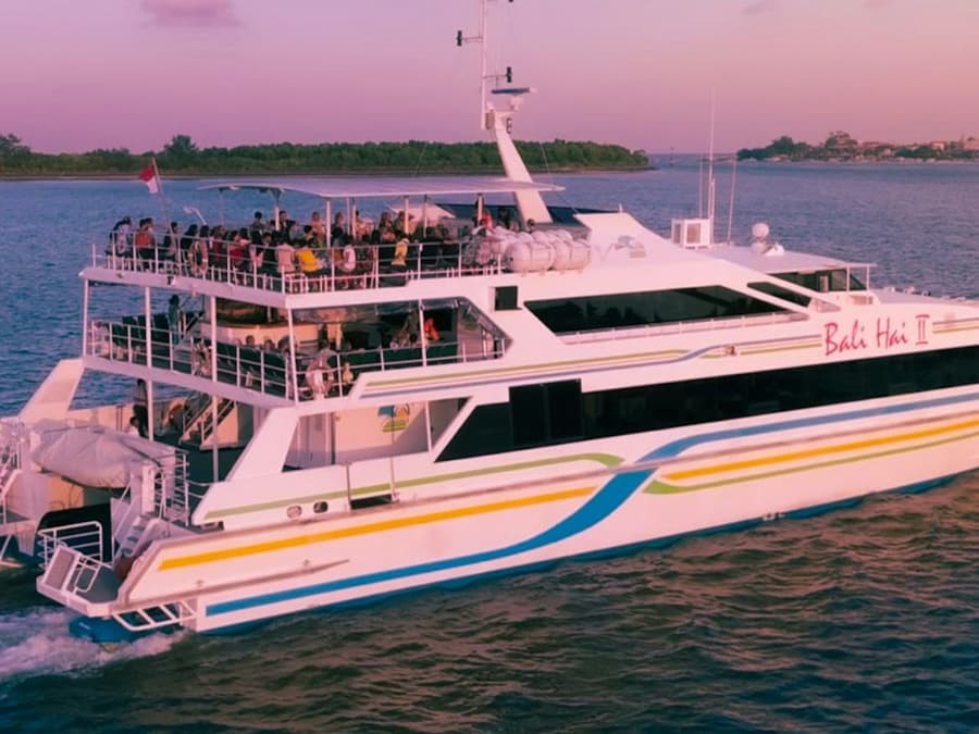 Bali: Sunset Dinner Cruise + Cabaret Show + Live Music
