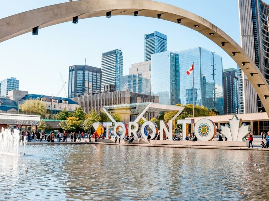 Toronto: Guided Bus Tour
