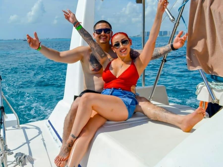 Isla Mujeres: Catamaran Tour with Snorkeling & Beach Club from Cancún
