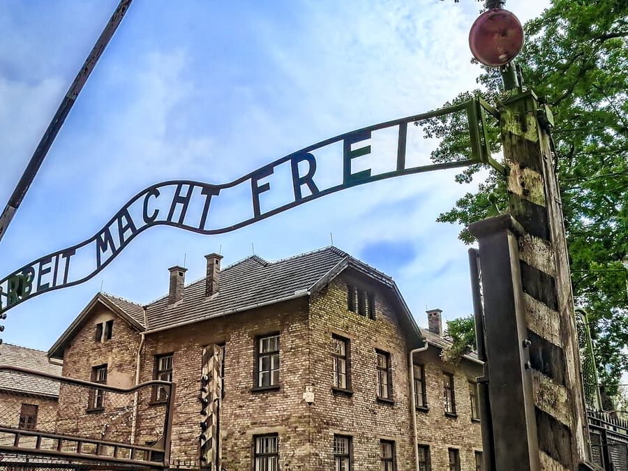 From Warsaw: Auschwitz-Birkenau Tour with Premium Train Transportation