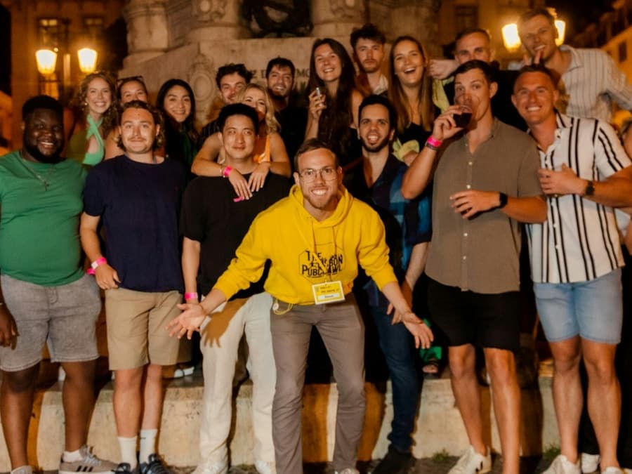 Lisbon: Guided Pub Crawl + 8 Drinks + VIP Club Entry