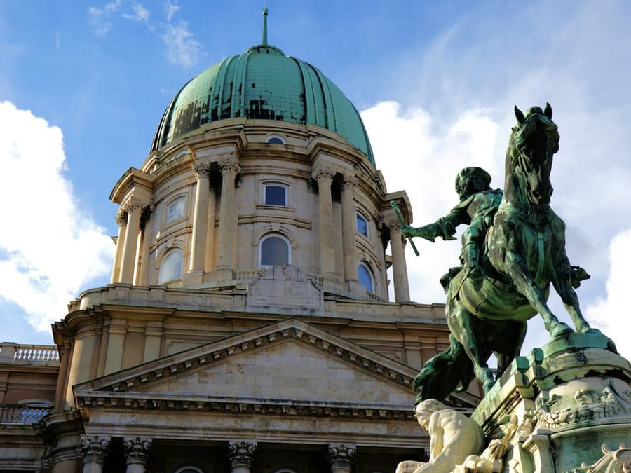 Budapest: Castle District Guided Tour + Sightseeing Bus Tour
