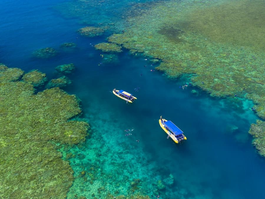 Whitsunday Islands: 1-Hr Flight + Guided Tour from Airlie Beach + Snorkelling