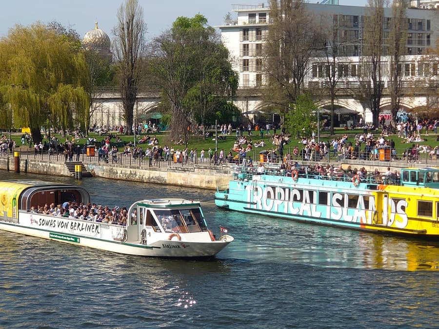 2.5-Hour East-Side-Tour Sightseeing Cruise in East Berlin