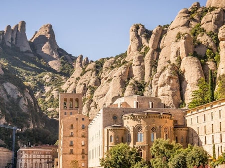 Montserrat & Wineries: Round trip + Wine Experience with Traditional Meal