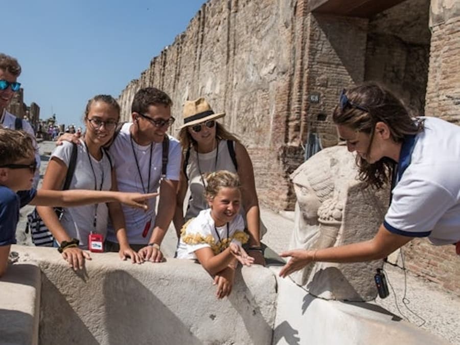 Pompeii: Leiðsöguferð og forgangur á aðgang + Fram og til baka ferð frá Sorrentó