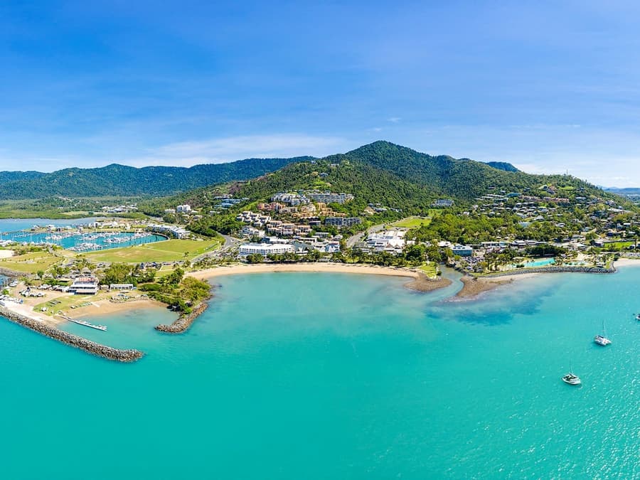 エアリービーチ発: ウィットサンデー諸島&ハートリーフ 60分絶景フライト