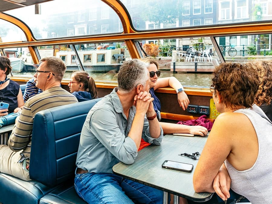 Amsterdam: 1-Hour Sightseeing Canal Cruise on Closed Heated Boat