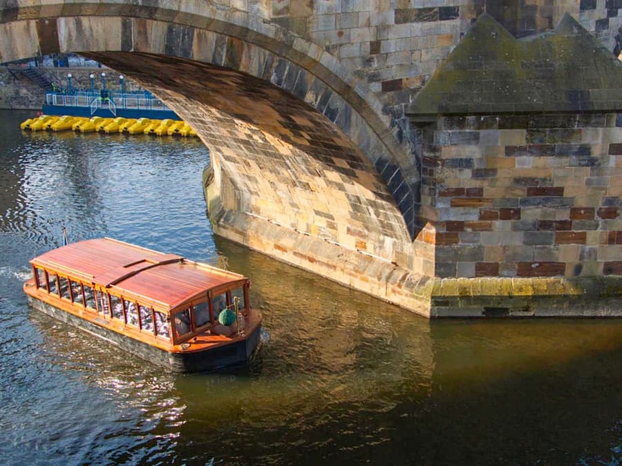 1 કલાકનો પ્રાગ ઐતિહાસિક sightseeing ક્રૂઝ પીણું અને નાસ્તા સાથે