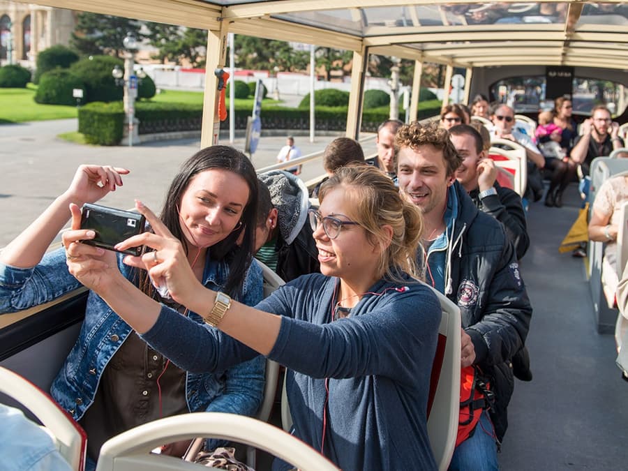 Kombinace (Ušetřete 16 %): Vstupenky na Vídeňskou prohlídku autobusem Hop-on Hop-off + Obří ruské kolo