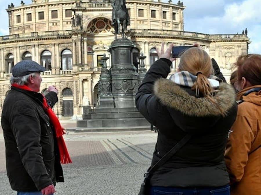 Dresden: Guided Walking Tour in German
