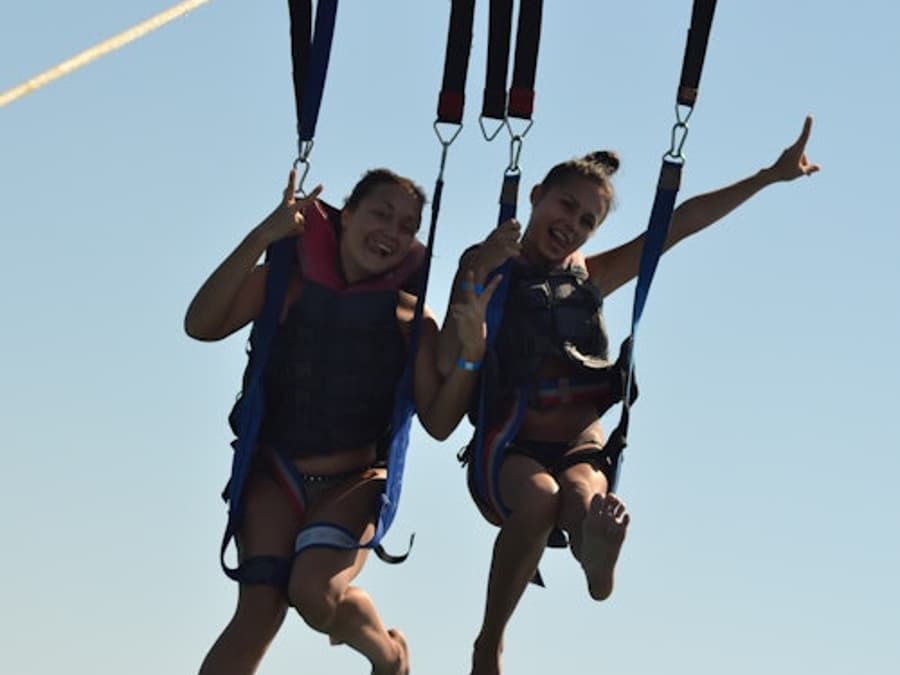 Hurghada: Guided Parasailing Experience + Roundtrip Transfer