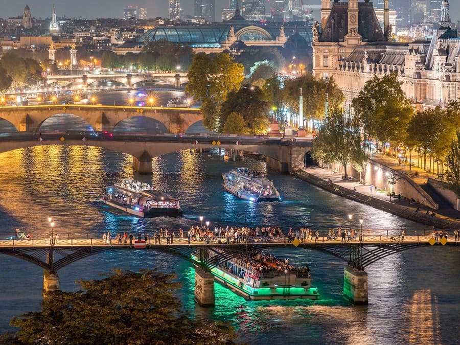 Rejs kolacyjny po Sekwanie Bateaux Mouches z muzyką na żywo i menu francuskim