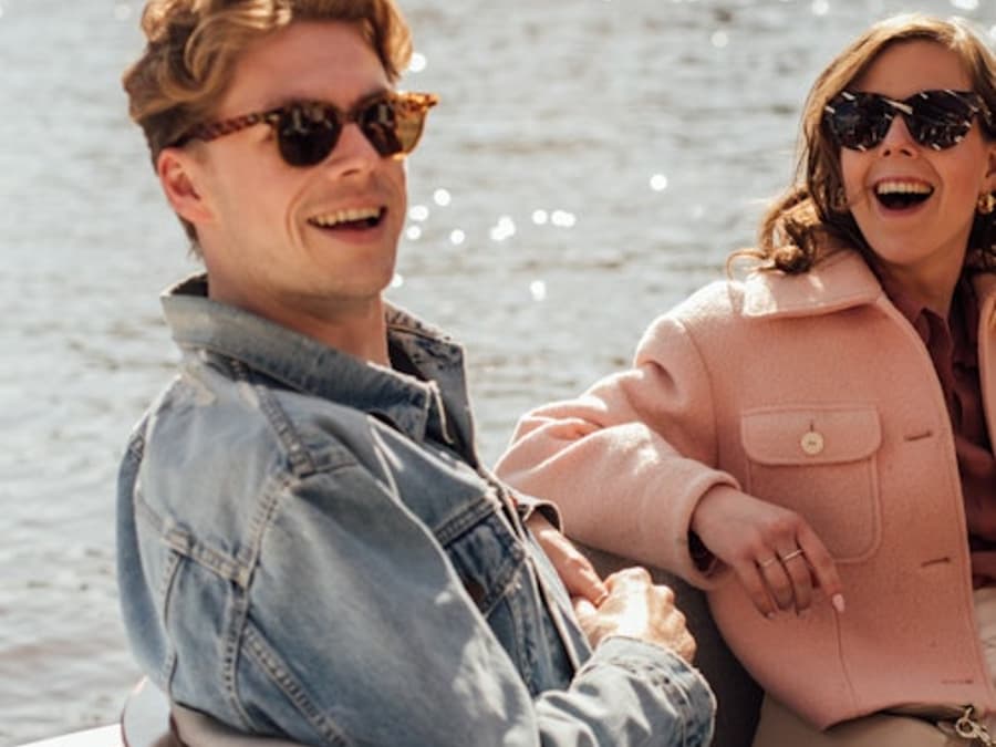 Amsterdam: Guided Saloon Boat Cruise + Cocktail & Waffle