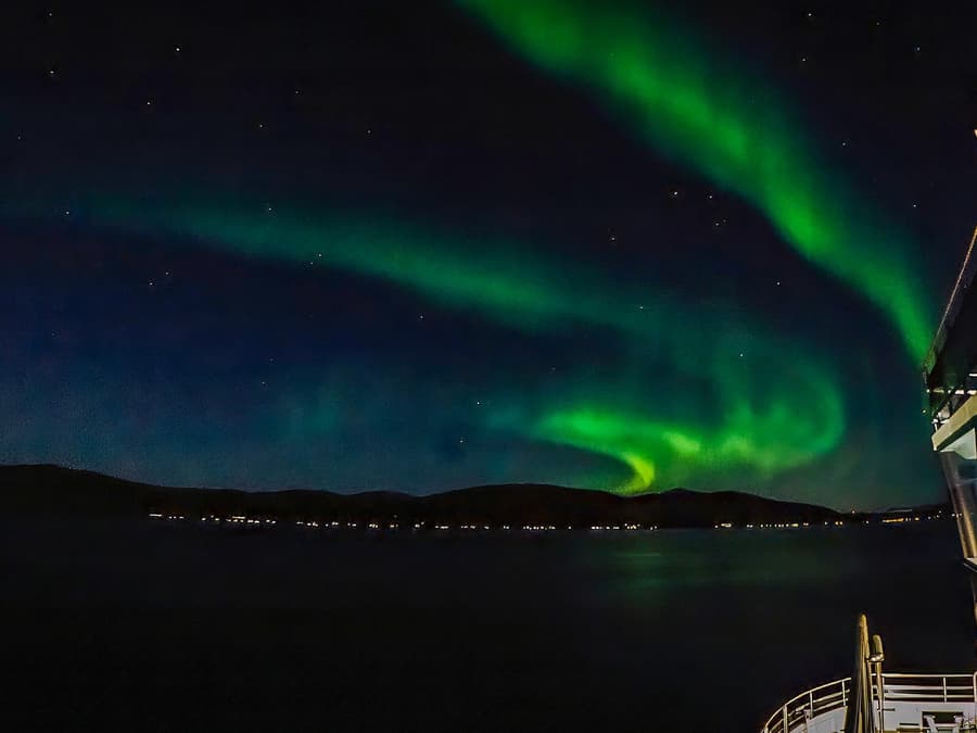 3.5-Hour Electric Northern Lights Guided Cruise with Light Meals