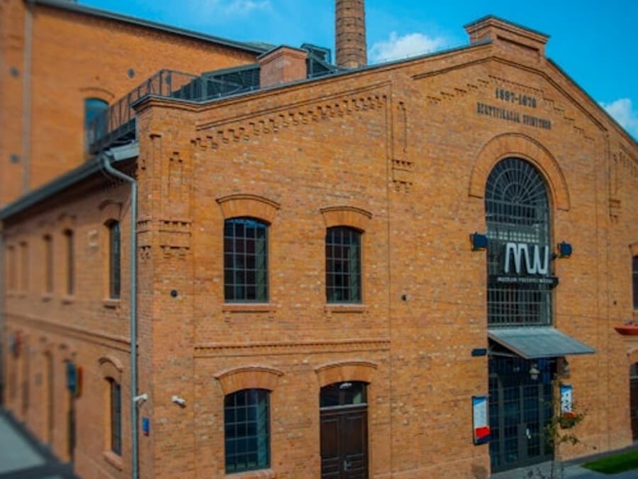 Polish Vodka Museum: Guided Tour in English + Tasting of 4 Vodkas