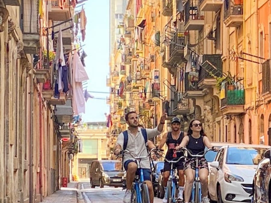 Barcellona: Tour in bicicletta per gruppi dalle Case di Gaudí a Barceloneta