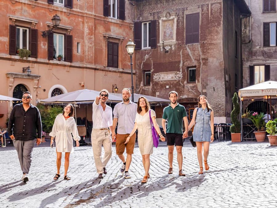 Trastevere al Anochecer: Tradiciones Atemporales