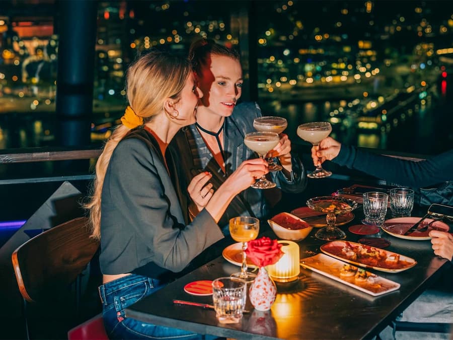 ورود سریع به A'DAM Lookout با گزینه‌های غذاخوری