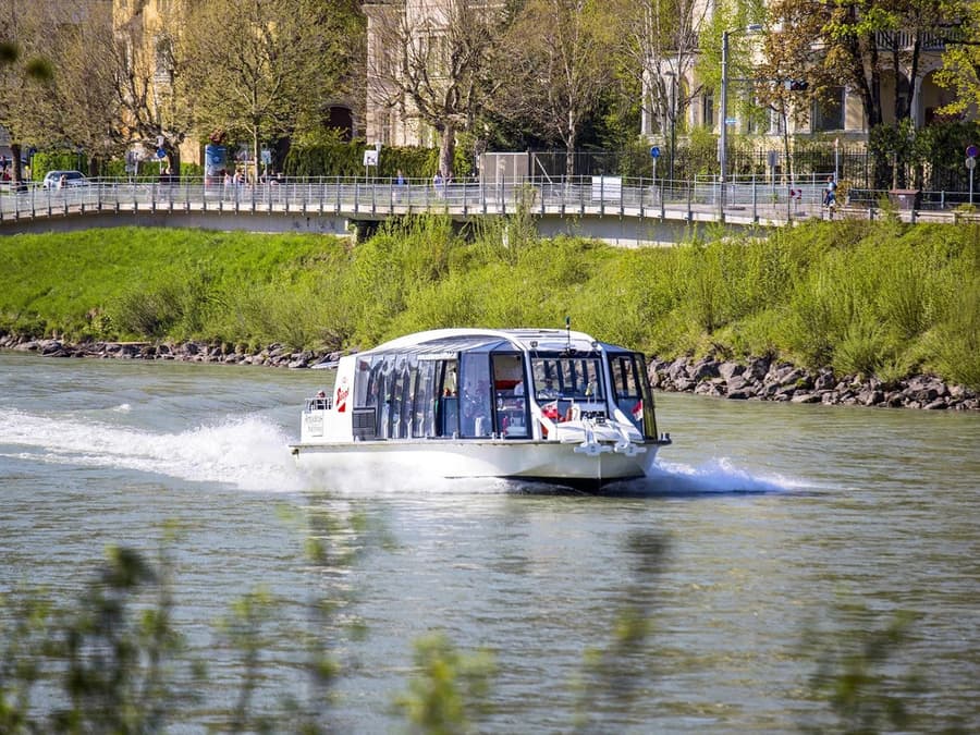 Wisata Kota Salzburg dengan Kapal di Sungai Salzach