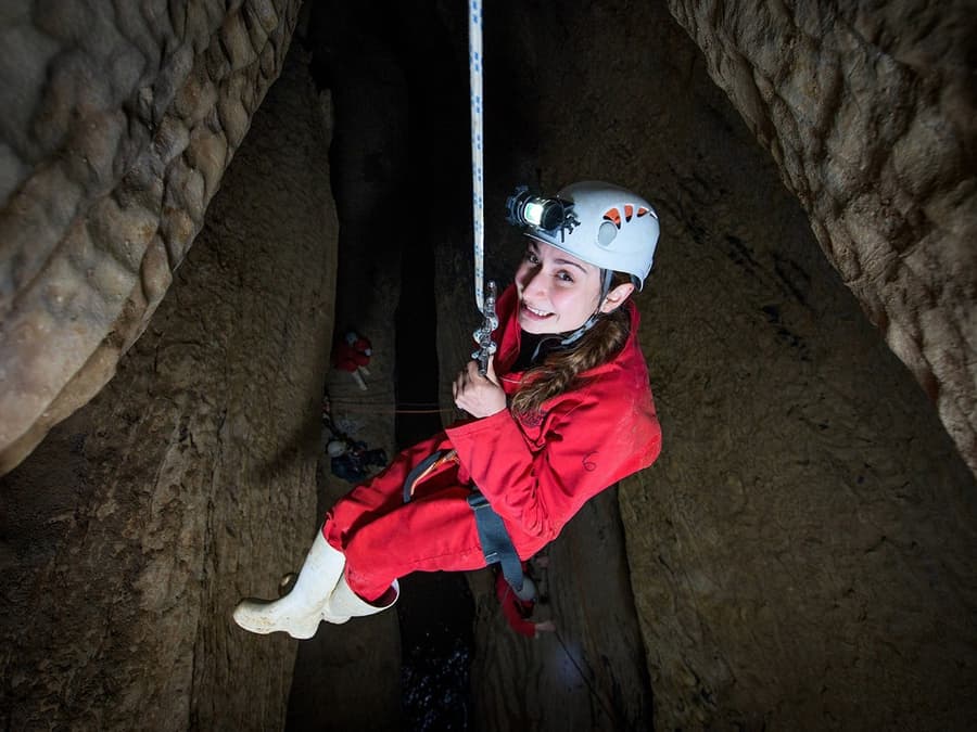 Experiență ghidată de rafting în apă neagră și coborâre în rapel în peștera Ruakuri