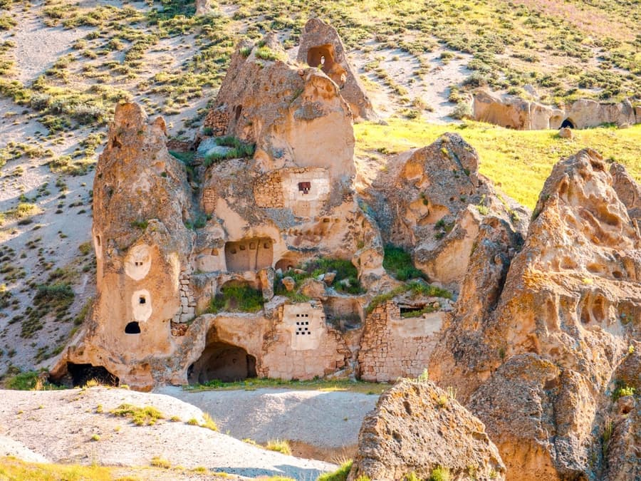 Soğanlı Valley Sunrise Hot Air Balloon Tour with Breakfast & Transfers