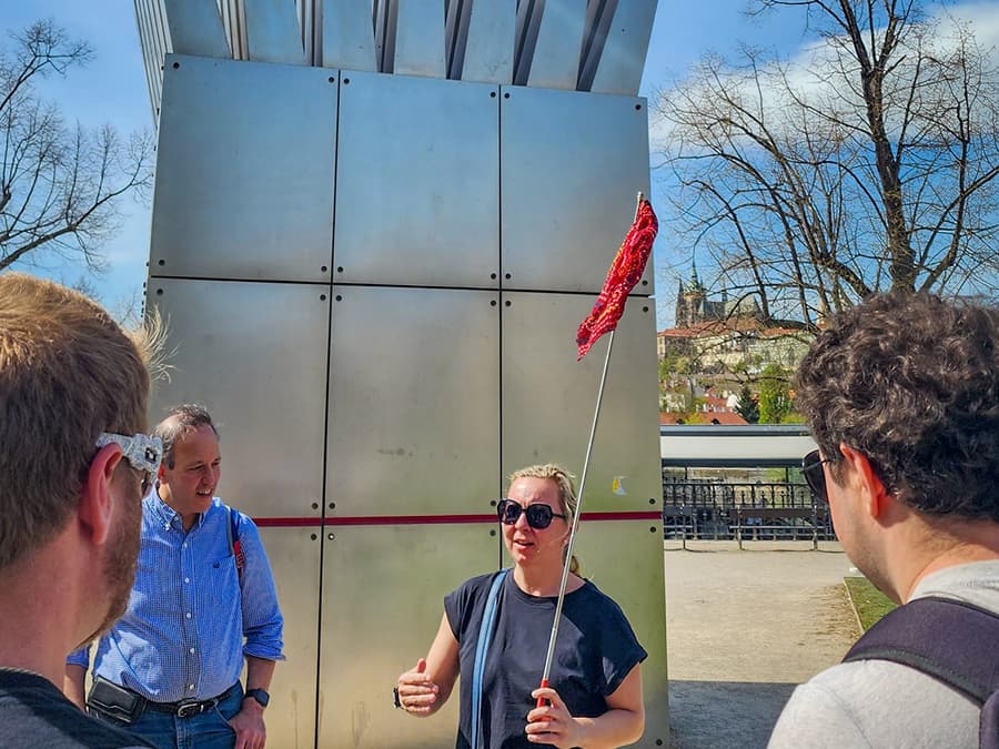 Combo: Prague Castle Guided Tour, River Cruise & Bus Transfer