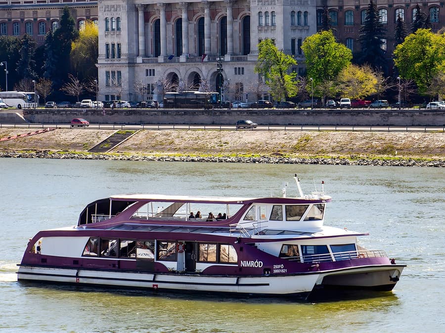 Budapest Evening Danube River Sightseeing Cruise with Unlimited Prosecco