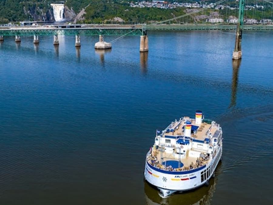 Quebec City: Guided Day Trip from Montreal with Montmorency Falls & Cruise