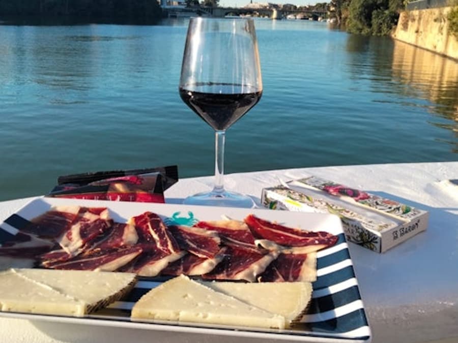 Sevilla: Bootsfahrt mit Getränk und Appetizer