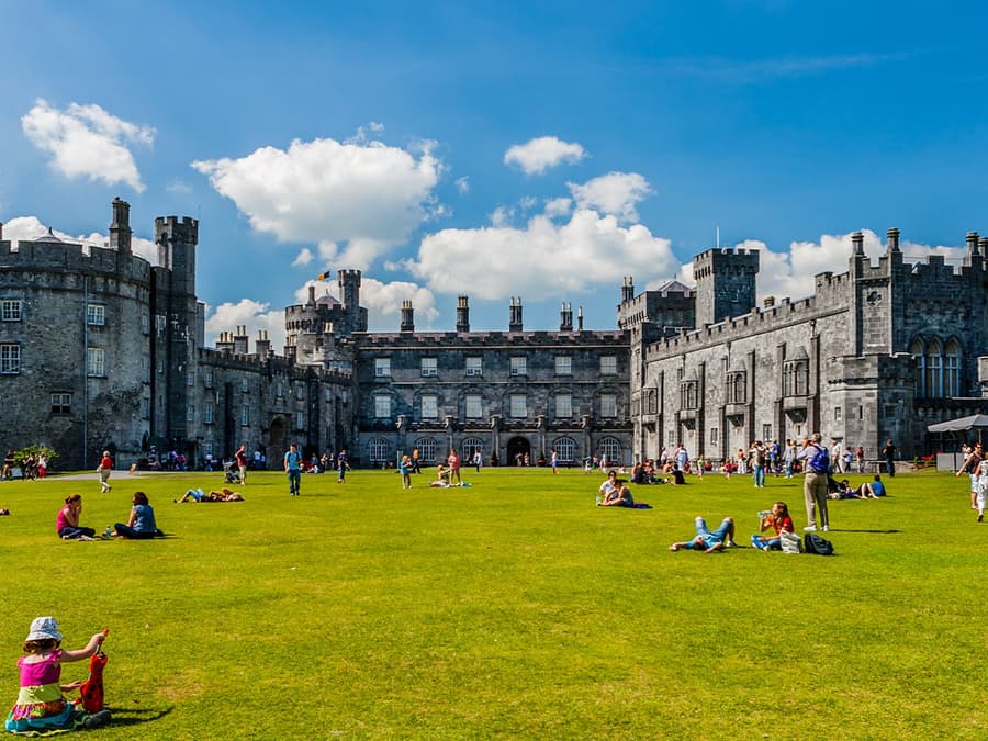 Desde Dublín: Excursión de un día completo a las Montañas de Wicklow, Glendalough y Kilkenny