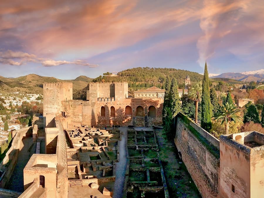 Ohne Anstehen: Geführte Tour durch die Alhambra ab Sevilla