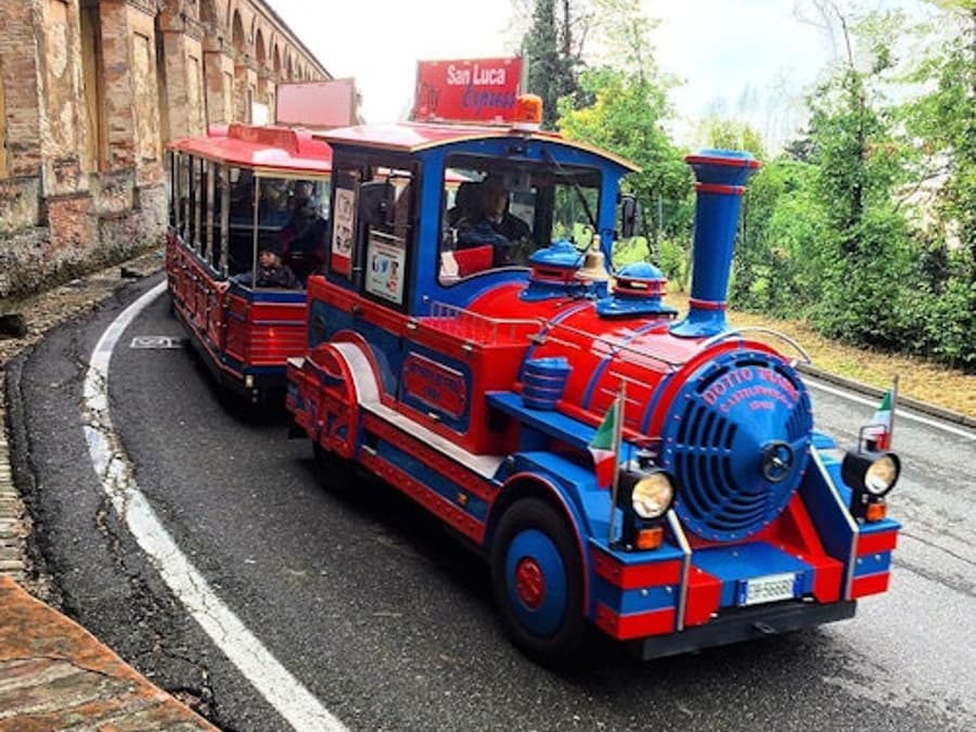 Bologna Open Bus & San Luca Express: Combo Ticket with Food Tasting