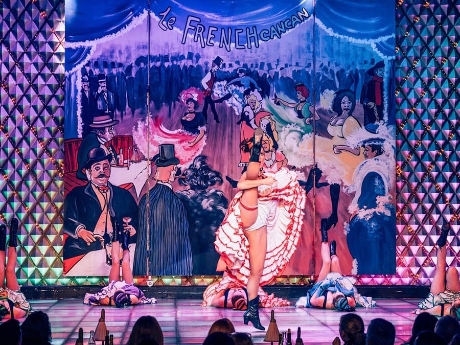 Pertunjukan Kabaret La Nouvelle Eve dengan Makan Malam