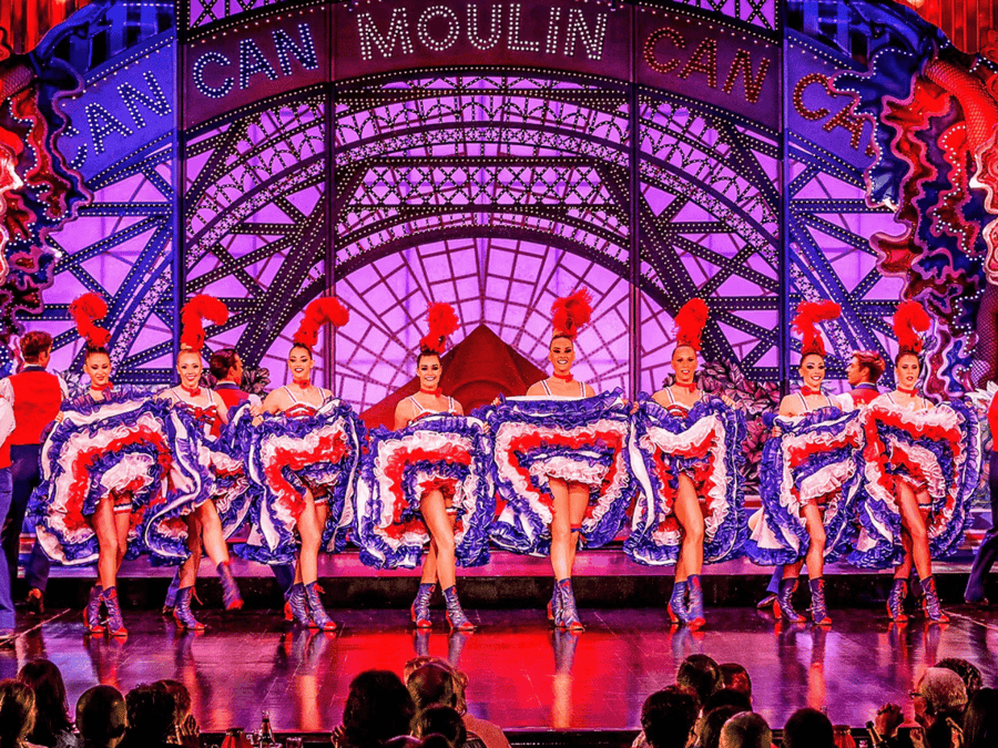 Pertunjukan Moulin Rouge dengan Champagne