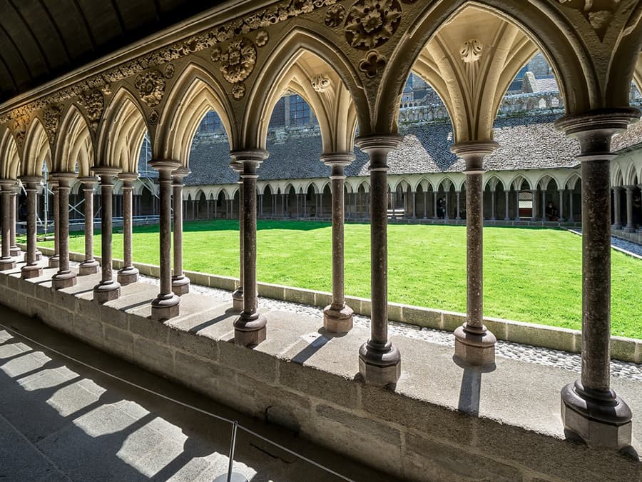 Full-Day Guided Tour of Mont-Saint-Michel with Round-Trip Transfers from Paris