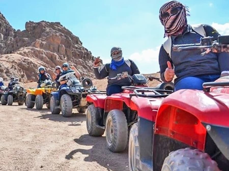 Hurghada: Safari de Moto 4 e Passeio de Camelo + Jantar BBQ com Beduínos