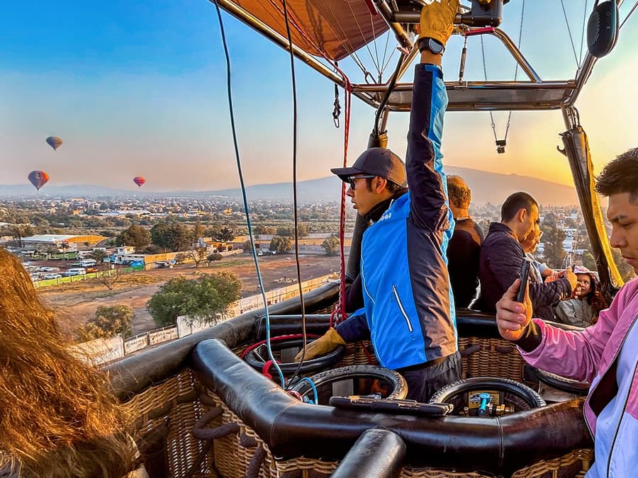 From Mexico City: Teotihuacán Hot Air Balloon Flight with Gourmet Breakfast and Pyramids Tour
