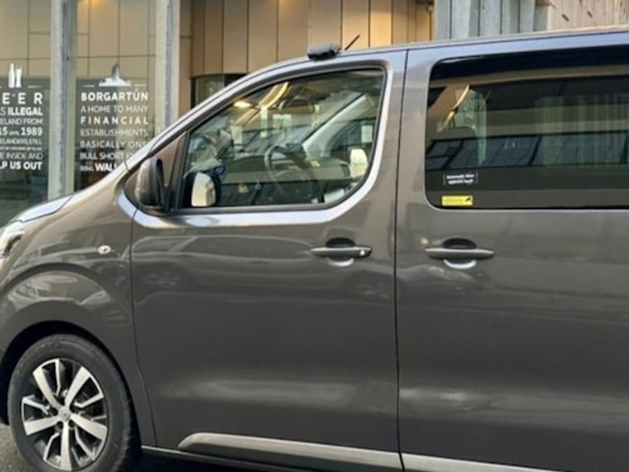 Skarfabakki Cruise Terminal: One-way Private Transfer from Keflavík Airport