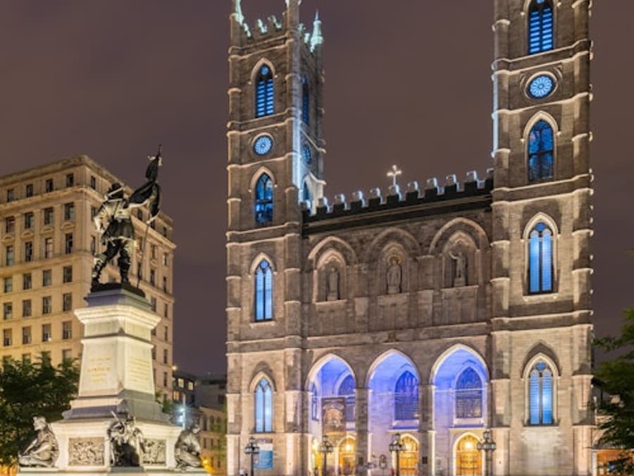 Montréal: Sightseeing River Cruise + AURA Experience at Notre-Dame