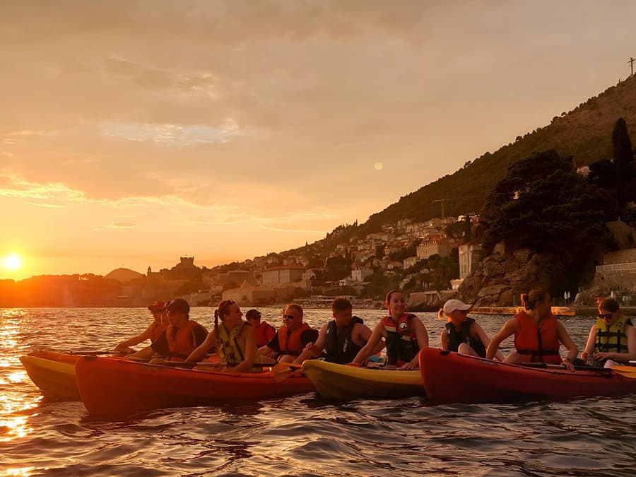 Tour di Kayak al Tramonto di 3 Ore: Mura della Città Vecchia, Spiaggia della Grotta di Betina e Isola di Lokrum