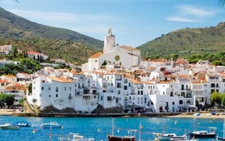 Discover the magic of Christmas in Roses with unique holiday boat tours and ocean-side festivities.
