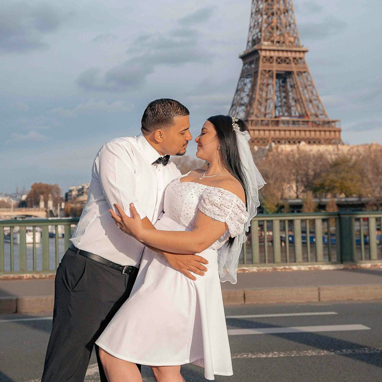 Paris: Professional Photoshoot at Eiffel Tower - 1 Hour