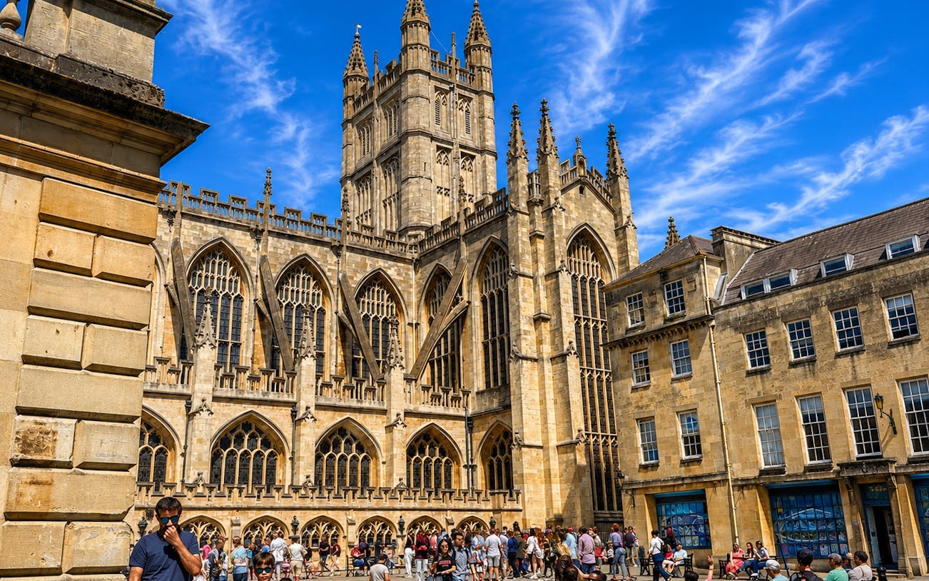 London: Castle Combe, Bath, and Stonehenge Small-Group Day Trip