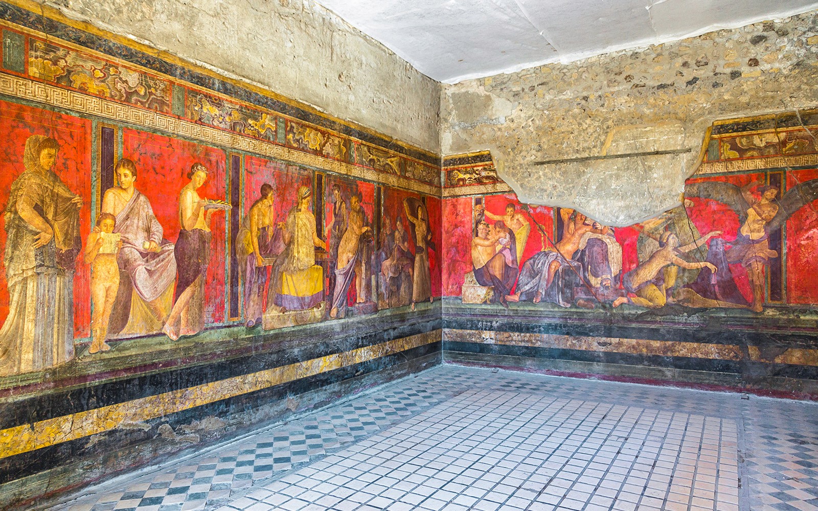 From Naples: Pompeii Guided Tour with Round-Trip Transfers